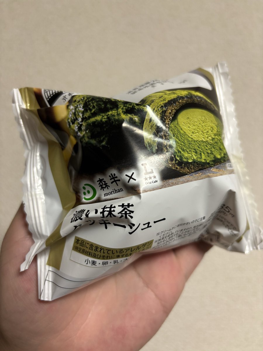 yucchitwitch's tweet photo. やべぇスイーツ情報です
今SNSで話題のローソンの抹茶フェアのクッキーシュー買ってきました🍵
鬼ウマです

外側はほろ苦いしっかりめのザクザク食感クッキーでこれだけでも美味しいのに中の抹茶がまた甘すぎない濃厚な味で一口目から香りが凄かったです
相性抜群です

これは是非食べてみてください https://t.co/GPPcOtsQPO