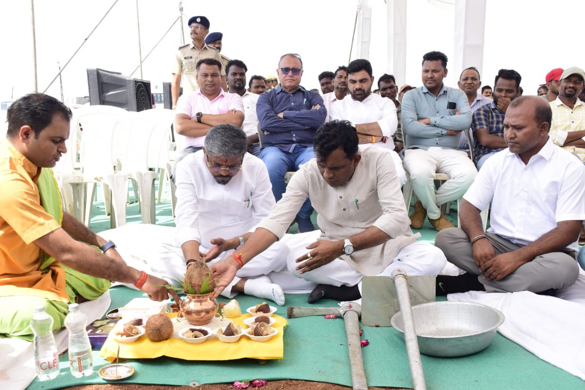 infotapigog24's tweet photo. તાપી જિલ્લાના ઉચ્છલ તાલુકામાં વડપાડાનેસુ ખાતે આદિજાતિ વિભાગ હસ્તકના આદર્શ નિવાસી શાળા અને સરકારી કુમાર-કન્યા છાત્રાલયોના રૂા.૮૮.૦૫ કરોડના ખાતમુહુર્ત કરતા કેબીનેટ મંત્રીશ્રી નરેશભાઈ પટેલ અને રાજ્યમંત્રીશ્રી ડો.જયરામભાઈ ગામીત
@CollectorTapi   @InfoGujarat https://t.co/oegkTWblAD
