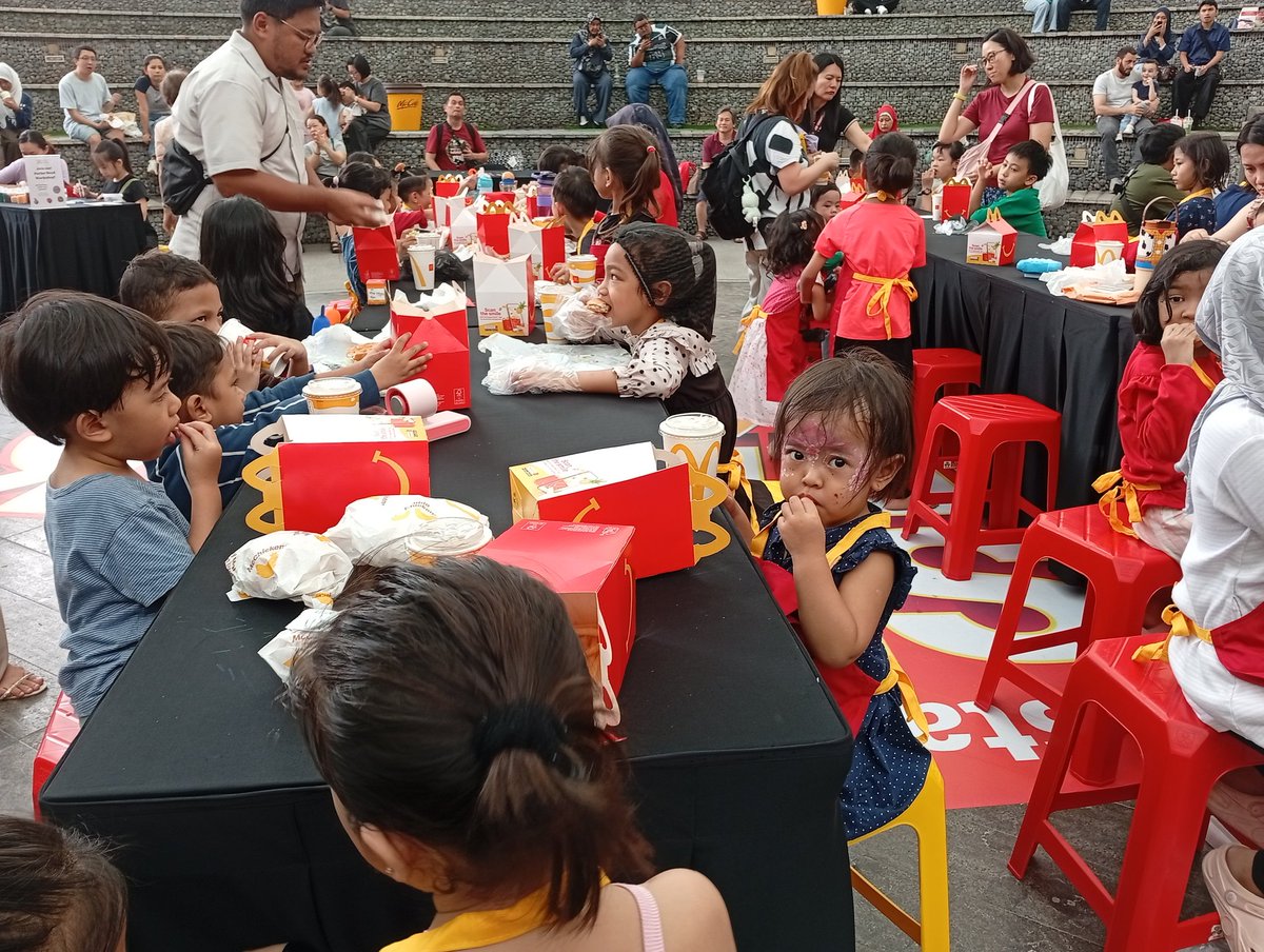 woadriene's tweet photo. fueling up on smiles &amp; fries @McDonalds 1 happy meal at a time  @Goosey_MyTOWNKL https://t.co/GvmtNTKqzI