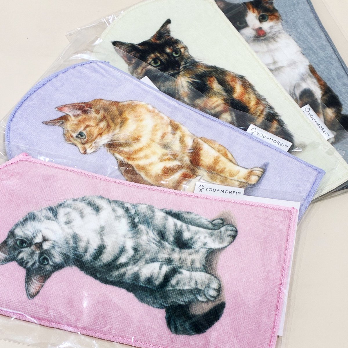 MatatabiSendai's tweet photo. フェリシモのペットボトルタオルが再入荷しております😸
おちょぴさんが描く愛らしい猫たちのデザインが人気のアイテム✨
ペットボトルの水滴でカバンや机が濡れるのを防いでくれます。
冷たい飲み物を持ち歩くことが増えるこれからの季節にオススメです♪
#フェリシモ #おちょぴ #またたび堂 #猫 https://t.co/qCFGiyyUh1