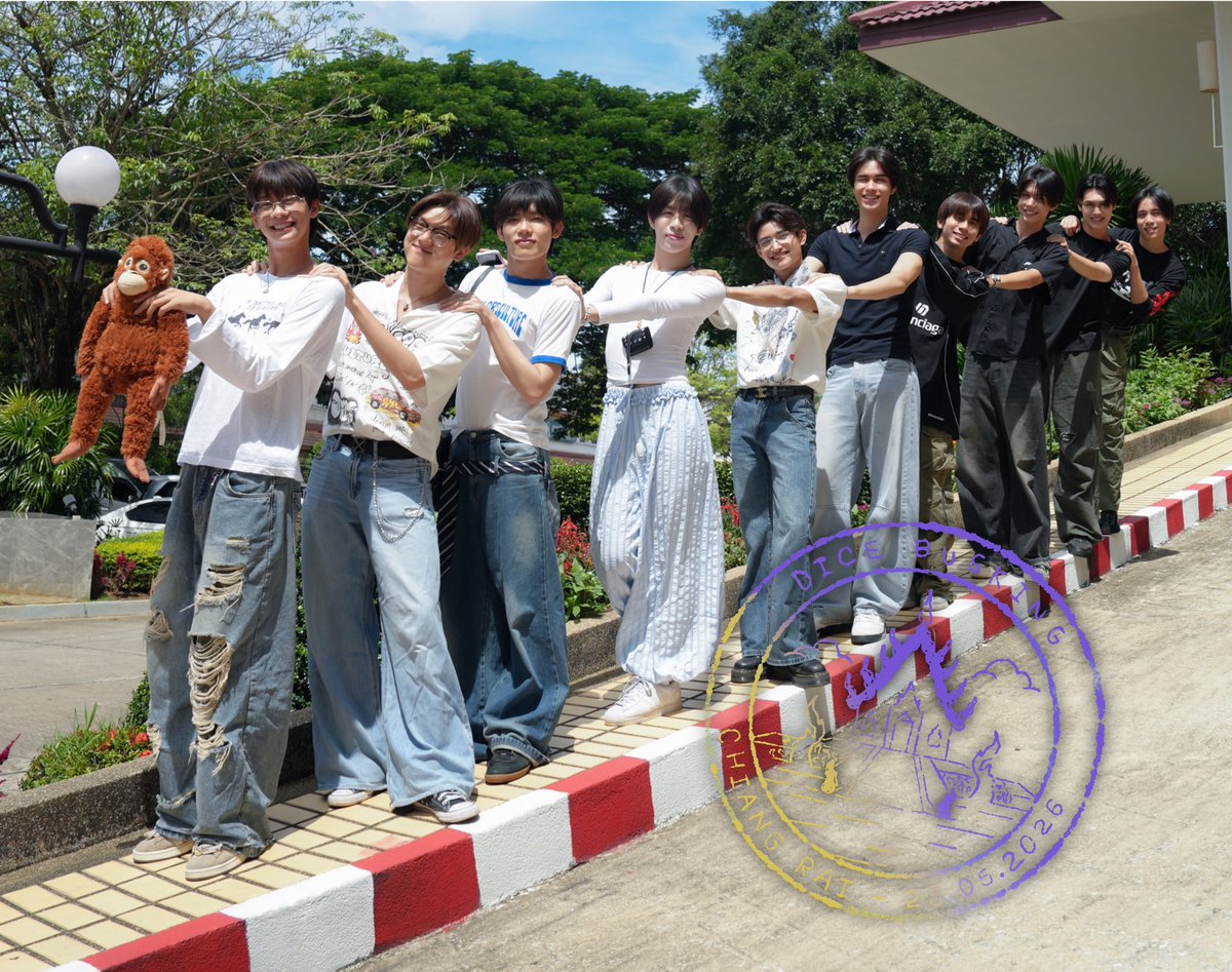 PRIZE_Project's tweet photo. Check-In Stamp for #DICEบัสกิ้งเชียงราย 🚌✨

—
🔗 : https://t.co/WWnxM6rBEc
—

How to join
- Save รูป Stamp จาก Drive และแปะทับรูปของพี่ไพ๊ได้เลย ✊🏻

แล้วเอามาอวดใน #️⃣ กันเยอะๆ นะคะ 😘
#DICEบัสกิ้งทัวร์ทั่วไทย
#DICE_SONRAY https://t.co/PgwOI6PUuH