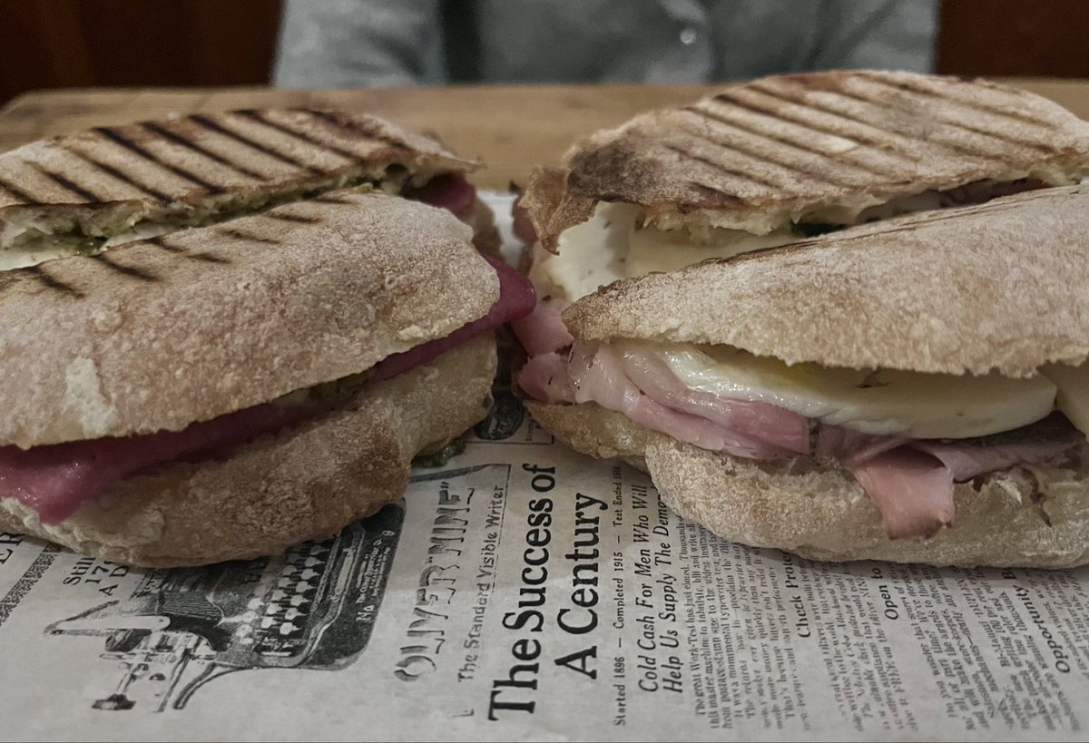 Lic_Rovere's tweet photo. Sicilia • Siracusa / Ortigia

••• Enoteca Solaria •••

En el comer y beber, como casi siempre en la vida, mejor cuanto más sencillo.

Una botella de vino rico, una tabla de quesos y embutidos, buena compañía y un rato de conversación amena.

Poco más se puede pedir. Chapó. https://t.co/4KCqyu7xHo