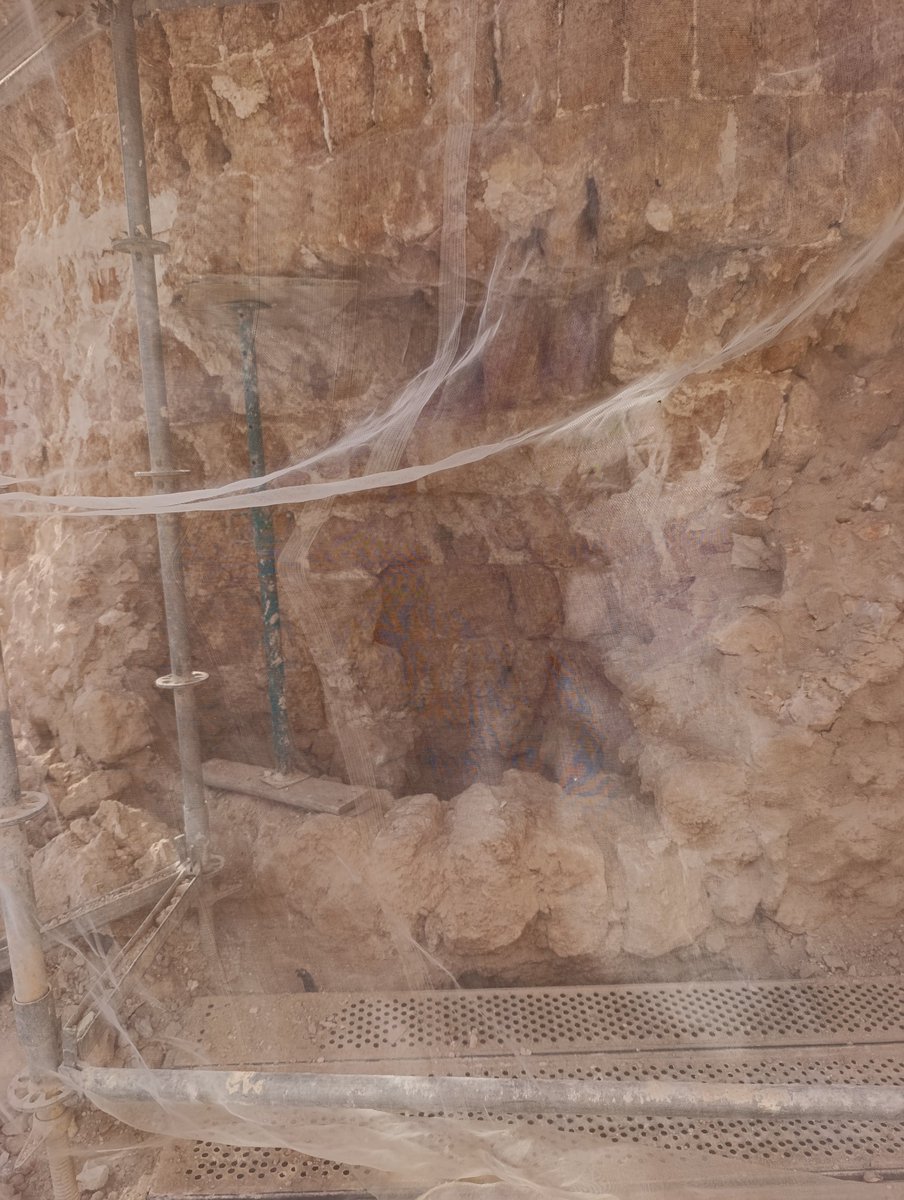 sontarvaro's tweet photo. Cosas interesantes que se ven en el cubo califal de San Esteban de Gormaz. 
1) es macizo atizonado, lo imaginaba relleno de tierra. https://t.co/hMXI93kt8M