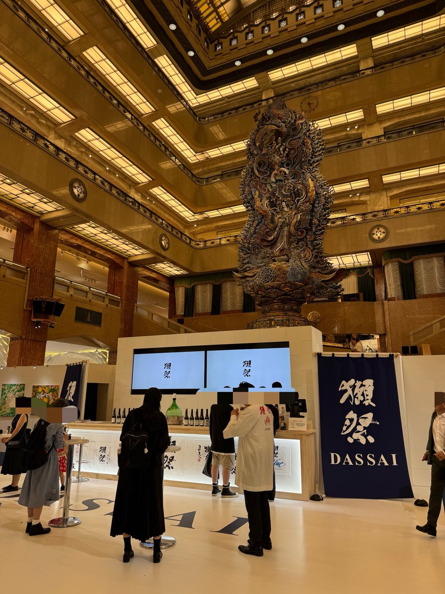 mujina1985's tweet photo. 「アートと獺祭、獺祭とアート」at 日本橋三越本店 本館1階 中央ホール

写真は、米澤柊、浅野友理子、大小島真木

5月26日まで https://t.co/QxIecX7Kc5