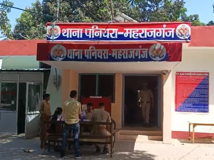 UptvSamachar's tweet photo. ब्रेकिंग || महराजगंज 
📍तमंचे के दम पर नाबालिग किशोरी से सामुहिक दुष्कर्म का आरोप
📍शौच के लिए निकली किशोरी के साथ जबरन सामुहिक दुष्कर्म का आरोप
📍आरोपियों पर किशोरी के आपत्तिजनक वीडियो बनाने का आरोप
📍वीडियो वायरल करने की धमकी देकर से दुष्कर्म करने का आरोप
@maharajganjpol https://t.co/DG4DCFyf3Q