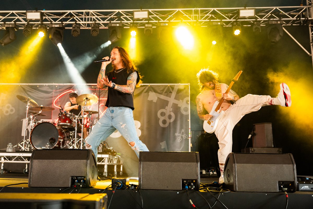Rock Sound tweet media