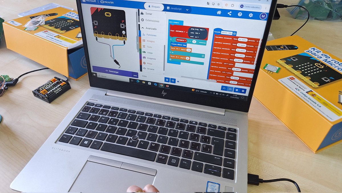 ATD_Ignacio's tweet photo. Yoda y micro:bit continúa con su gira por los centros educativos, hoy en eñl Colegio San José de Vallecas https://t.co/HODFTgzS1P