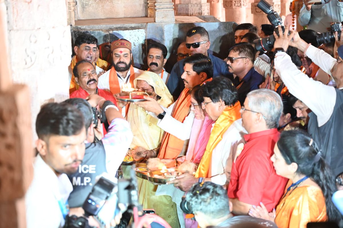 KailashOnline's tweet photo. वाग्देवी की जय !!!

आज अपने प्रभार के जिले धार में मा.मुख्यमंत्री डॉ. @DrMohanYadav51 जी के साथ पावन भोजशाला पहुंचकर मां वाग्देवी के श्रीचरणों में नमन कर पूजन-अर्चन करते हुए जनमानस के सुख-समृद्धि की कामना की।

मां वाग्देवी की कृपा समस्त देशवासियों पर बनी रहे तथा समाज ज्ञान, सद्भाव और समृद्धि के पथ पर निरंतर अग्रसर हो, यही प्रार्थना की।