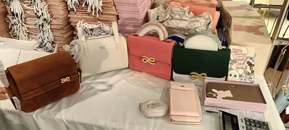 MelodieRub81264's tweet photo. Done another pbili @prinsesachinita worth 23,690

Double timeless 22 PU(Ocean)-4,990

Timeless dual 22 PU (Forest Green)-4,190

Treasure belt 22 Suede (Gold)-4,290

Phone wallet (Candy)-2,190

Loaf PU (CRAIE)-4,290

Long zippy wallet epsom(TAUPE)-2,890

Bunny Charm-850 https://t.co/KVVvyxdyzB