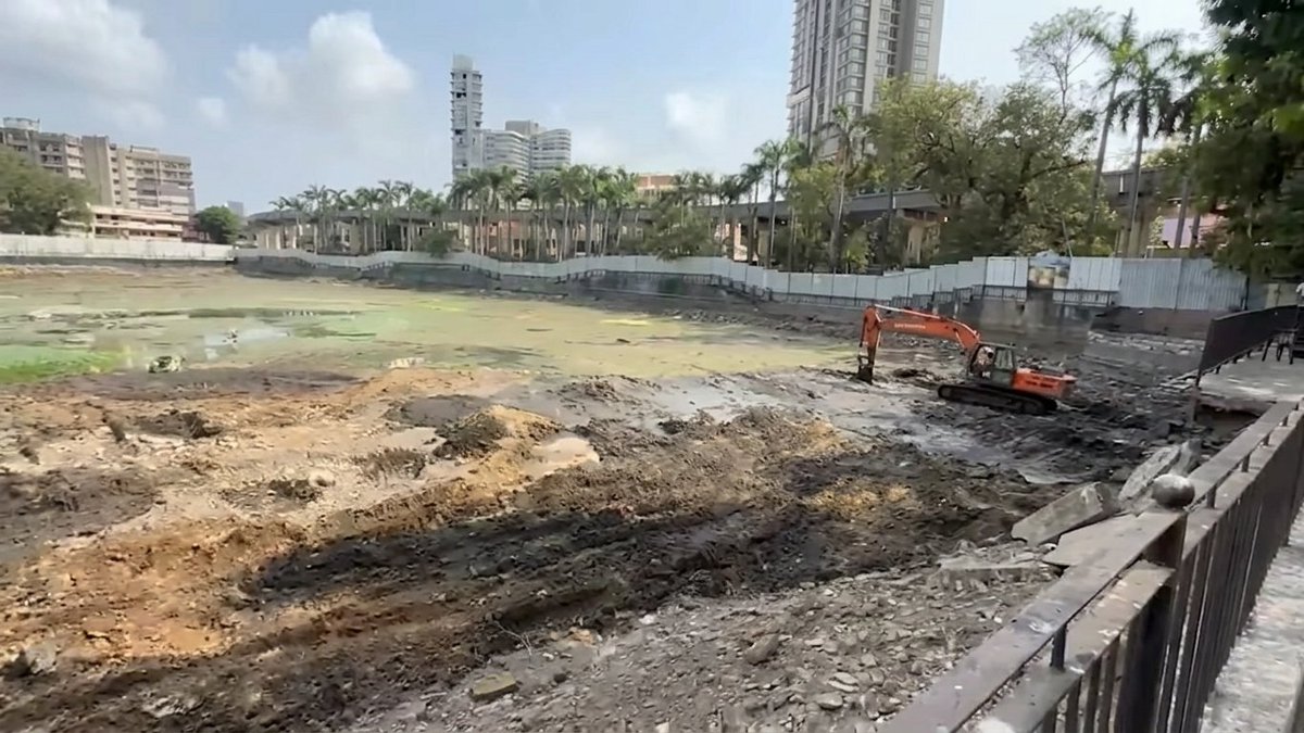 India_Builds's tweet photo. Mumbai’s Bandra Talao Set for Major Revamp 💧

Bandra Talao redevelopment underway in phases

▪️ Phase 1: Lake emptied for systematic desilting
▪️ Phase 2: Perimeter upgrades & improved public utilities
▪️ 1 MLD STP to prevent future stagnation

A step towards restoring a key urban water body 👀