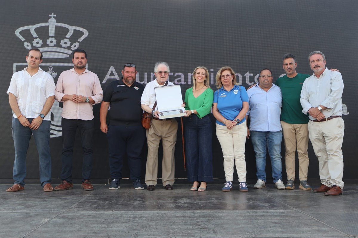 PsoeAlcalaGra's tweet photo. Nuestra alcaldesa y secretaria general, acompañada de compañeros de la agrupación local, estuvieron presentes en el cierre de temporada de la Asociación de Fútbol Federado Alcalareño, una jornada llena de deporte y reconocimiento al trabajo realizado durante todo el año. https://t.co/VGzpEfKJtf