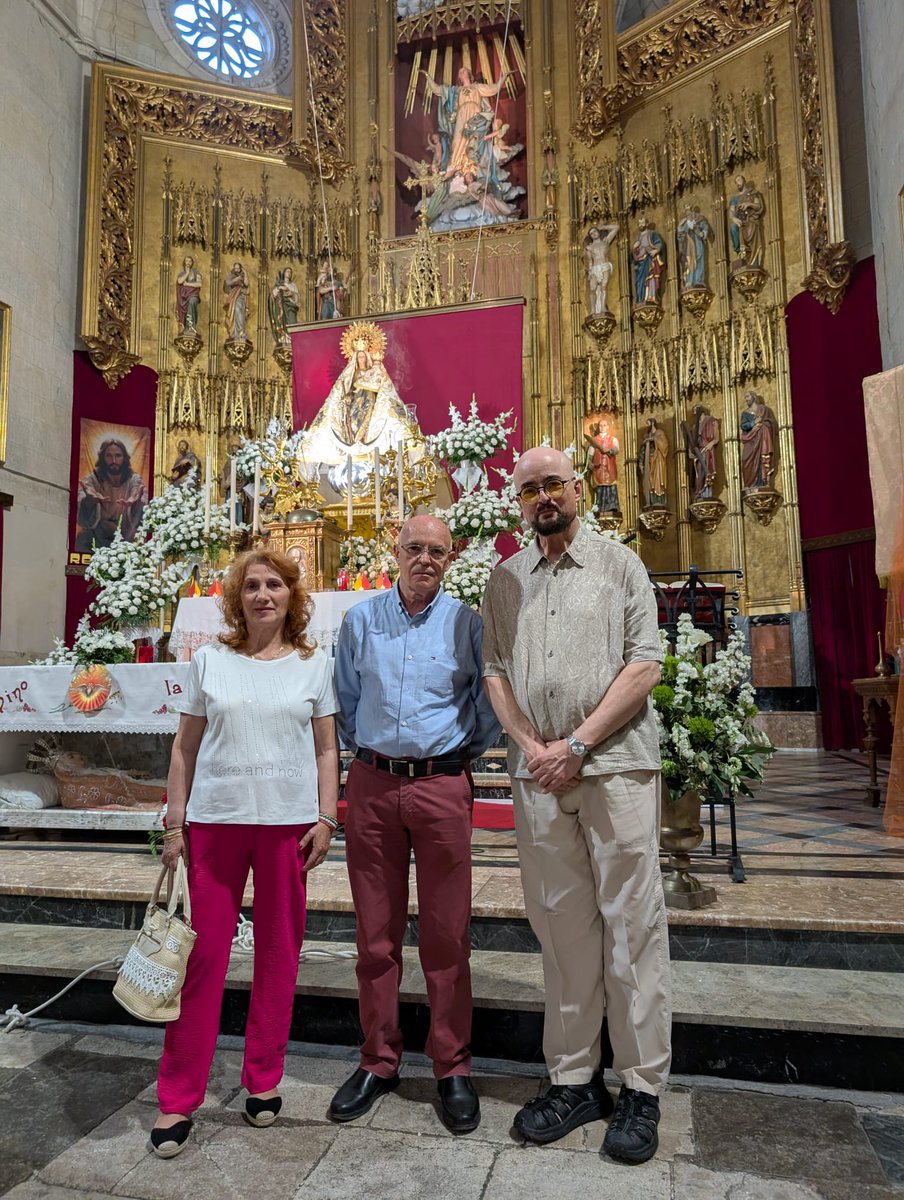 Tamboradahellin's tweet photo. Nuestra virgencica del Rosario, recibió  ayer el homenaje de los tamborileros en la misa dedicada a la religiosidad popular. Nos ha represenado nuestro presidente José Luis Jiménez, vicepresidenta Paqui Pinar y vocal Ismael Tomás.https://t.co/bkpLtWuRvC https://t.co/vJ96LLGFjK
