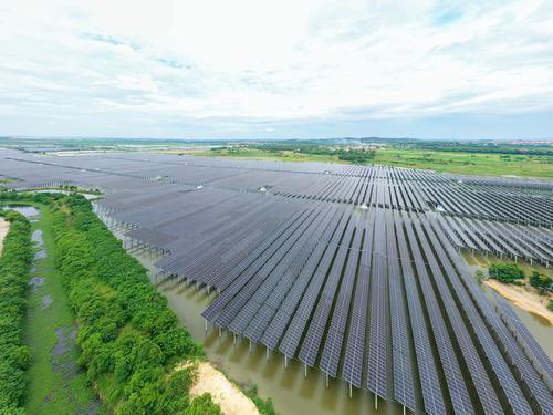YCTV17's tweet photo. Yichun, China: Fishery Photovoltaic Complementary Power Station Project, can provide an average of 208.3617 million kilowatt hours of clean electricity to the power grid annually.

中国宜春：渔光互补光伏电站项目，平均每年可为电网提供清洁电能20836.17万千瓦时。

#CharmOfJiangxi https://t.co/JWgUcQzD3X