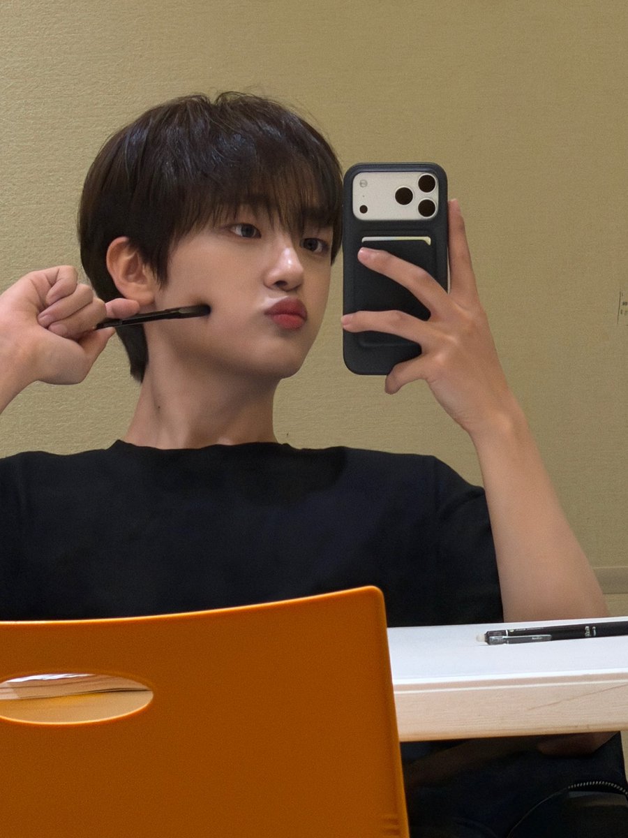 lun8_id's tweet photo. @LUN8_members [#JinSu] 
Hari ini juga semangat ya 

#루네이트 #LUN8 #진수 #LUN8_ID 
https://t.co/85jUN4BAYN https://t.co/jPx1hhmxKe
