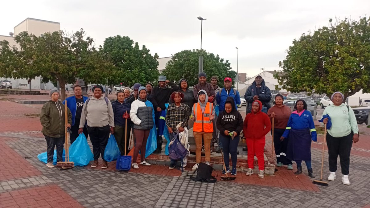 The_MBDA's tweet photo. COMMUNITY CLEAN UP: Targeted Market Square and City Hall
A huge and sincere thank you to the individuals and community organisations who gave their support to the MBDA Precinct's team and joined the Community Clean Up in Kariega https://t.co/mXnHyXoHLj
