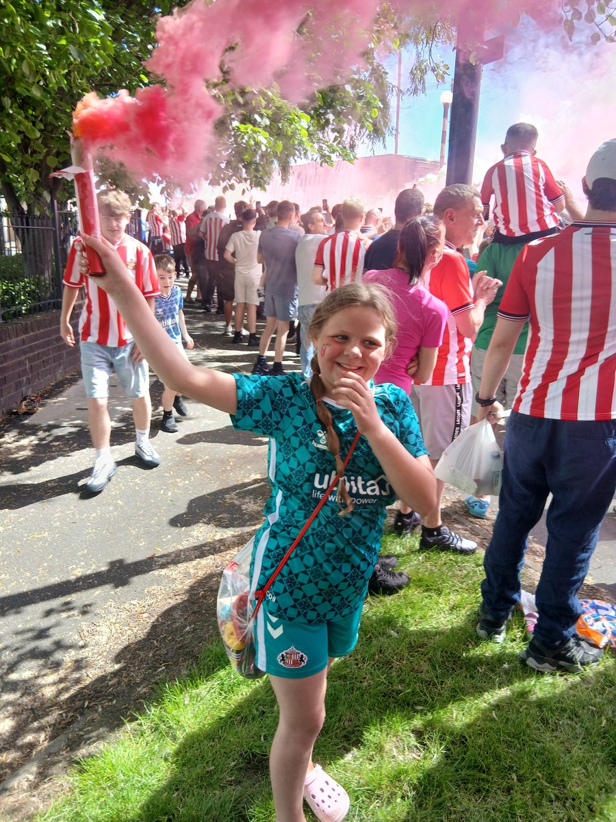 Chippy19772's tweet photo. @IsidorWilson @SunderlandAFC @EuropaLeague Thank you for making this little girl dreams come true https://t.co/BXgc2LbaBt