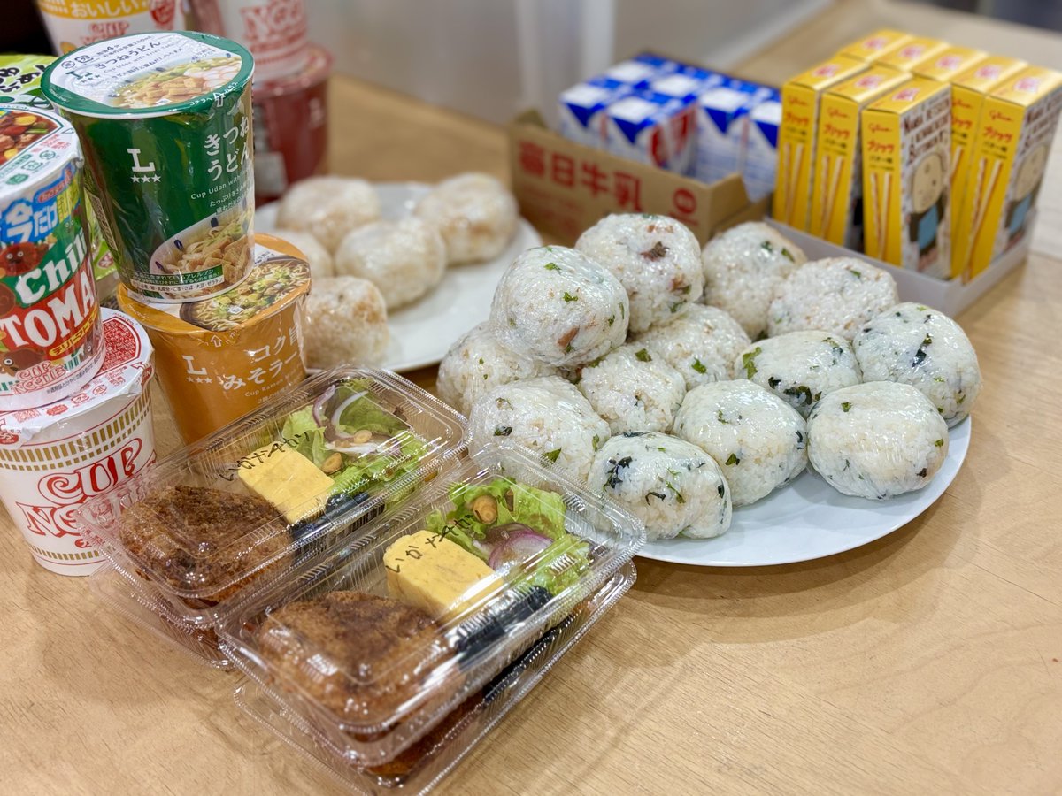 Homudokun's tweet photo. ˗ˏˋ #今日のアンドセンター 🏠ˎˊ˗
宿泊者の方への夕飯配布の時間です！
おかえりキッチンで作ったおにぎりとおかず🍙
ご寄付でいただいたカップ麺や飲み物が
ずらりと並びます。

宿泊されてすぐの方の中には、
「1週間ぶりの食事です」という方も。

しっかり食べて、ゆっくり休んで
明日からまた、今後の生活を一緒に考えていきます。