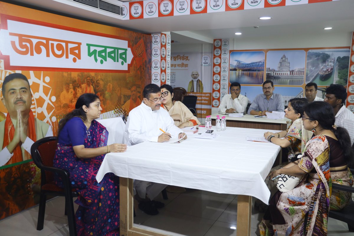 BJP4Bengal's tweet photo. রাজ্য বিজেপি সল্টলেক কার্যালয়ে মুখ্যমন্ত্রী শ্রী @SuvenduWB  মহাশয় 'জনতার দরবার' কার্যক্রমের মাধ্যমে সাধারণ জনগণের কাছ থেকে তাদের অভাব অভিযোগ শুনে দ্রুত সমাধানের আশ্বাস দেন। https://t.co/uOAhzmG7Jr