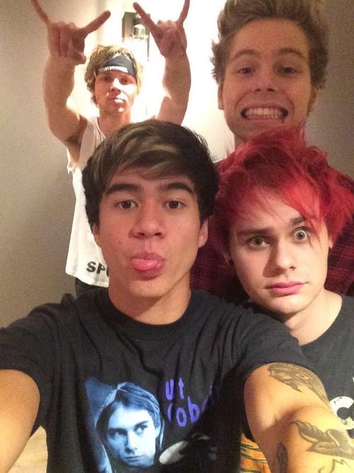 Saki ✮ SAW 5SOS tweet media
