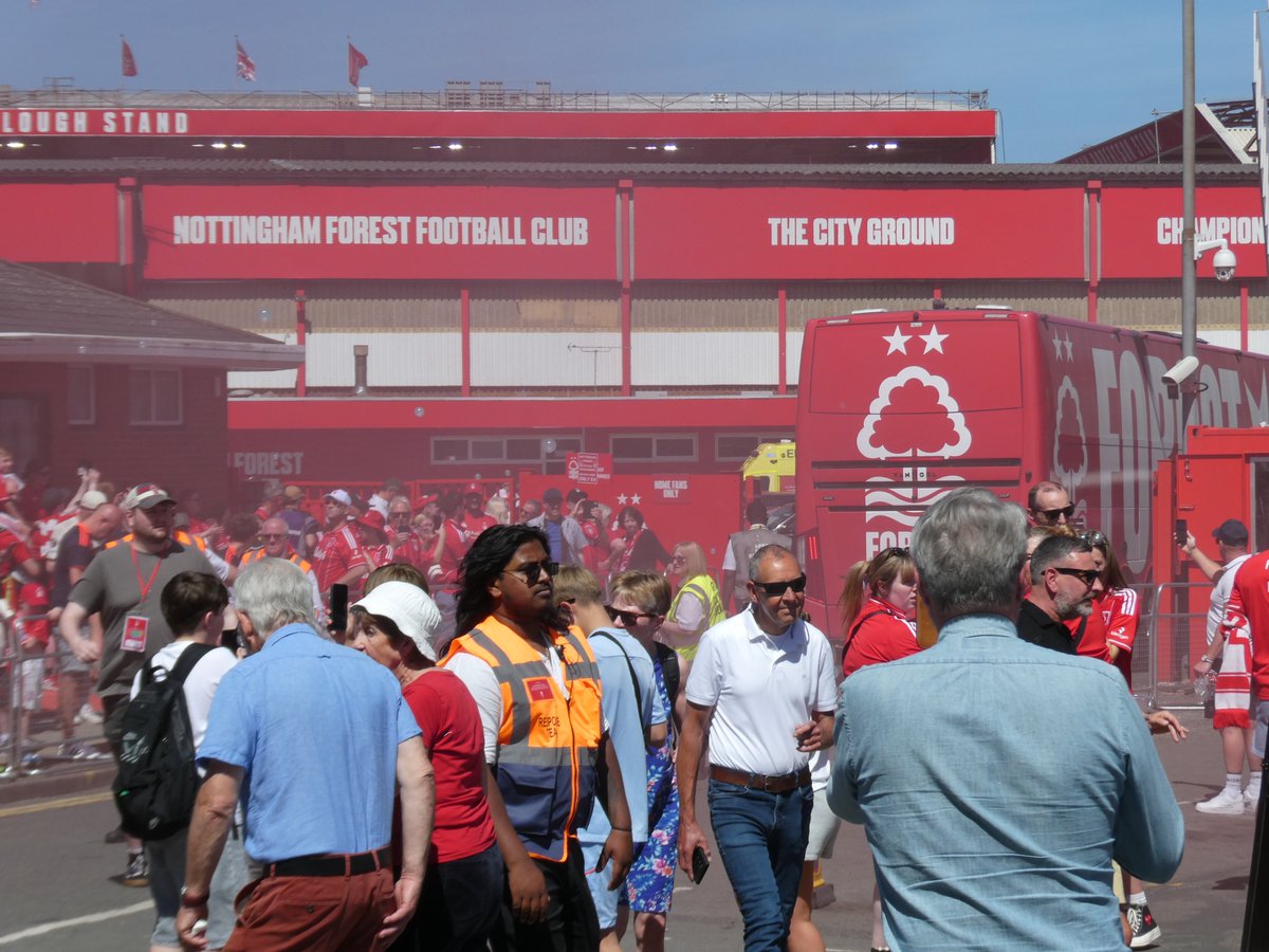 IanMurrayHall's tweet photo. [1/4] #nffc 1 v 1 Bournemouth | 16 pics from the WFCG | Forest fans were able to enjoy a (rare) stress-free afternoon's football, with safety from relegation - and a fifth successive season back in the top tier - already assured ahead of kick-off https://t.co/F4S11F21Lx