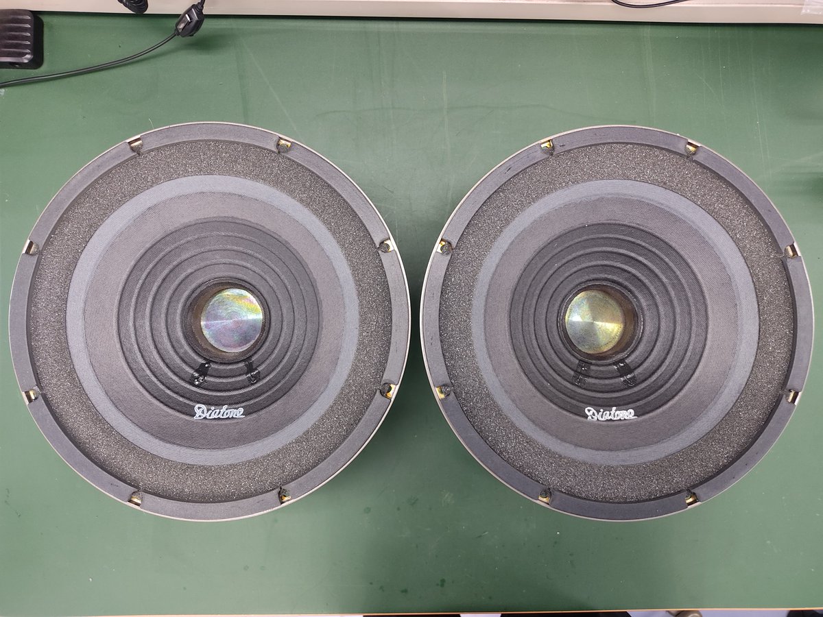 CraftedAudioJP's tweet photo. DIATONE 2S-305 修理記録 #7
ウーファーユニットが完成し、エンクロージャーへ取り付け。
取り付け後はスイープチェックと試聴チェックへ。 デッドストック品のDIATONE 2S-305、いよいよ本領発揮です。
続きは次の投稿で。
#DIATONE #2S305 #ヴィンテージオーディオ #スピーカー修理 #ウーファー https://t.co/WJ9EoCIdRp
