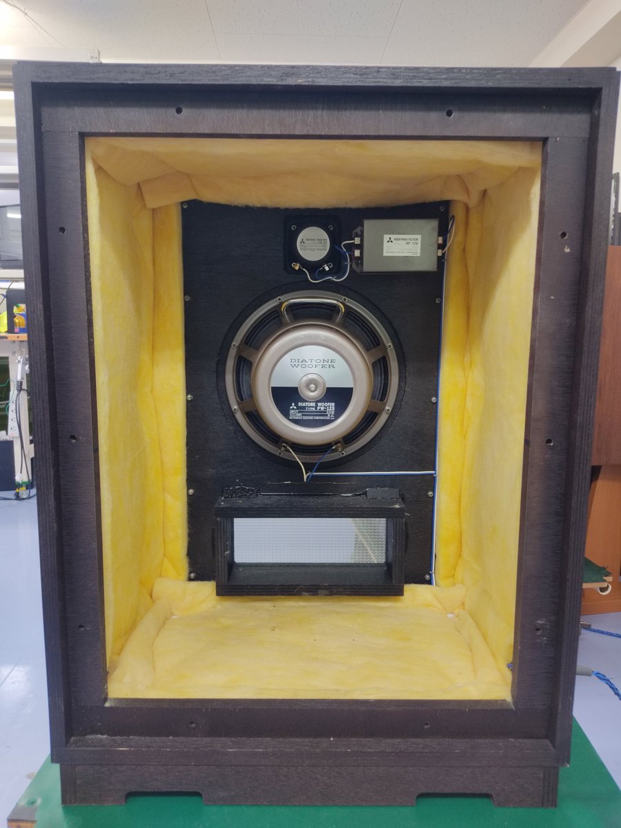 CraftedAudioJP's tweet photo. DIATONE 2S-305 修理記録 #7
ウーファーユニットが完成し、エンクロージャーへ取り付け。
取り付け後はスイープチェックと試聴チェックへ。 デッドストック品のDIATONE 2S-305、いよいよ本領発揮です。
続きは次の投稿で。
#DIATONE #2S305 #ヴィンテージオーディオ #スピーカー修理 #ウーファー https://t.co/WJ9EoCIdRp