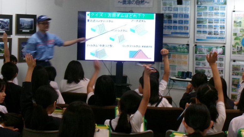 MlitTomata's tweet photo. 5月22日に地元鏡野町の大野小学校の生徒が苫田ダムまで見学に来てくれました👀
みんな元気いっぱいでたくさん質問してくれたり驚いてくれたりでとても楽しい時間となりました🎶
自然災害について勉強しているとのことで、風水害についてのことや苫田ダムの役割など覚えてくれたらうれしいです✏️ https://t.co/ykvAOlonkL