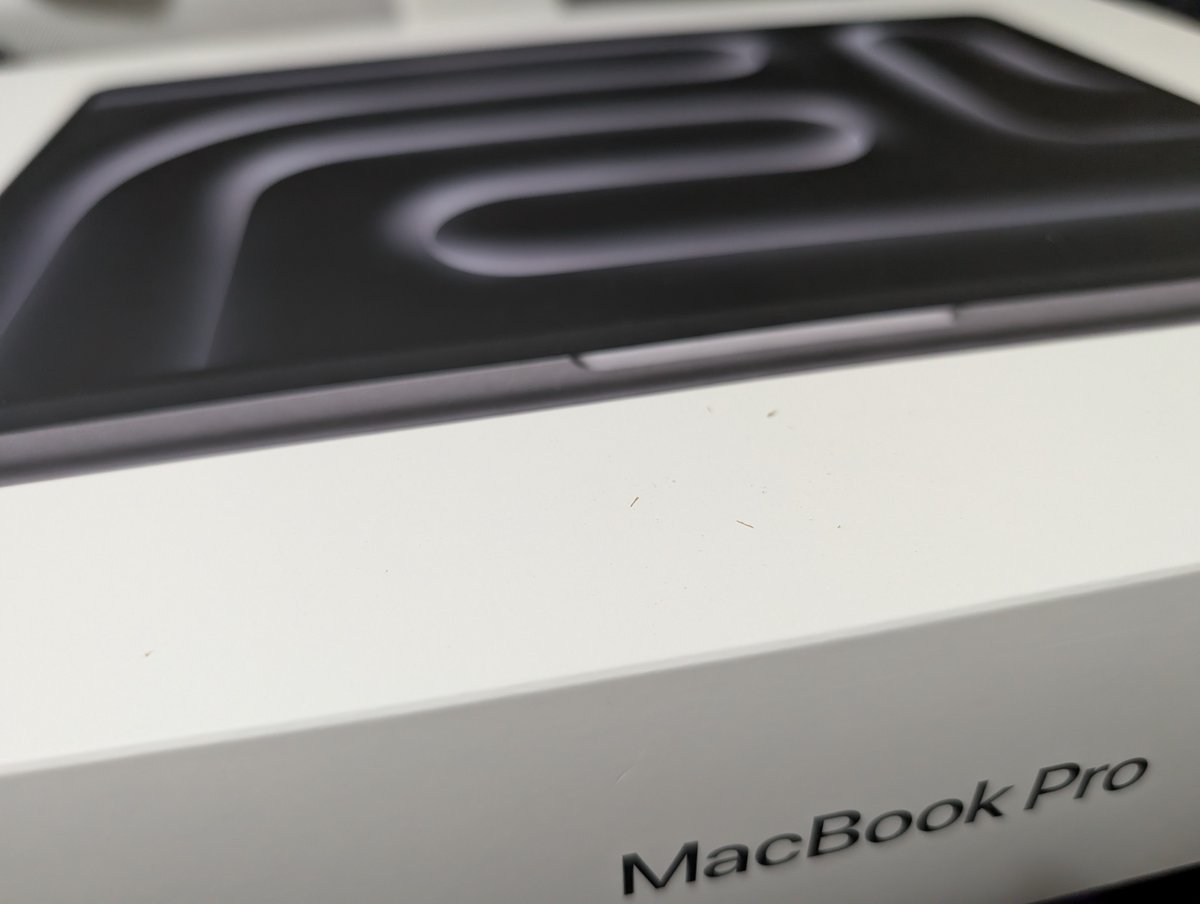syarihu's tweet photo. M1 Max 64GB -> M5 Max 64GB https://t.co/2NlfiVD7Nz