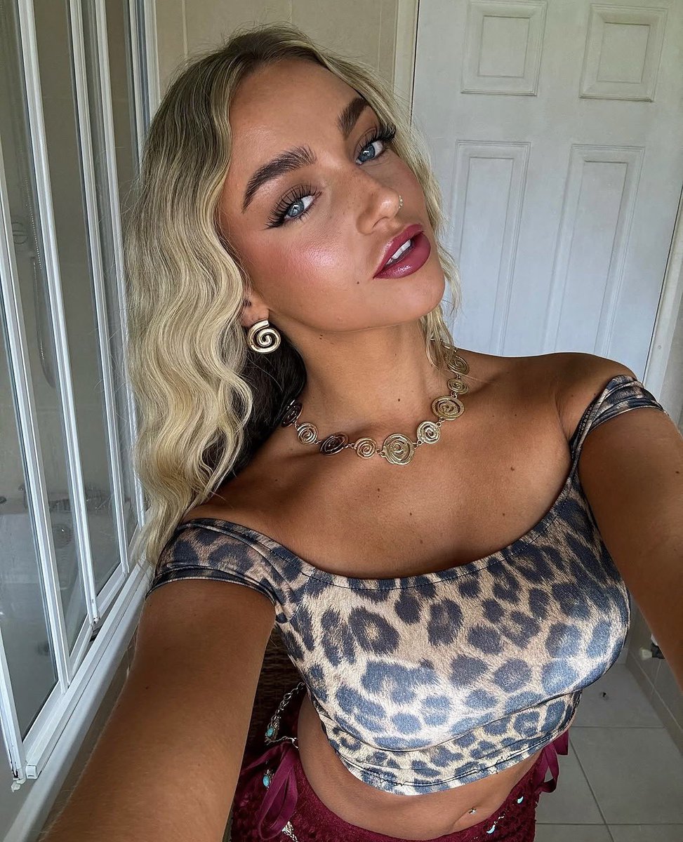 Midriff Magic tweet media