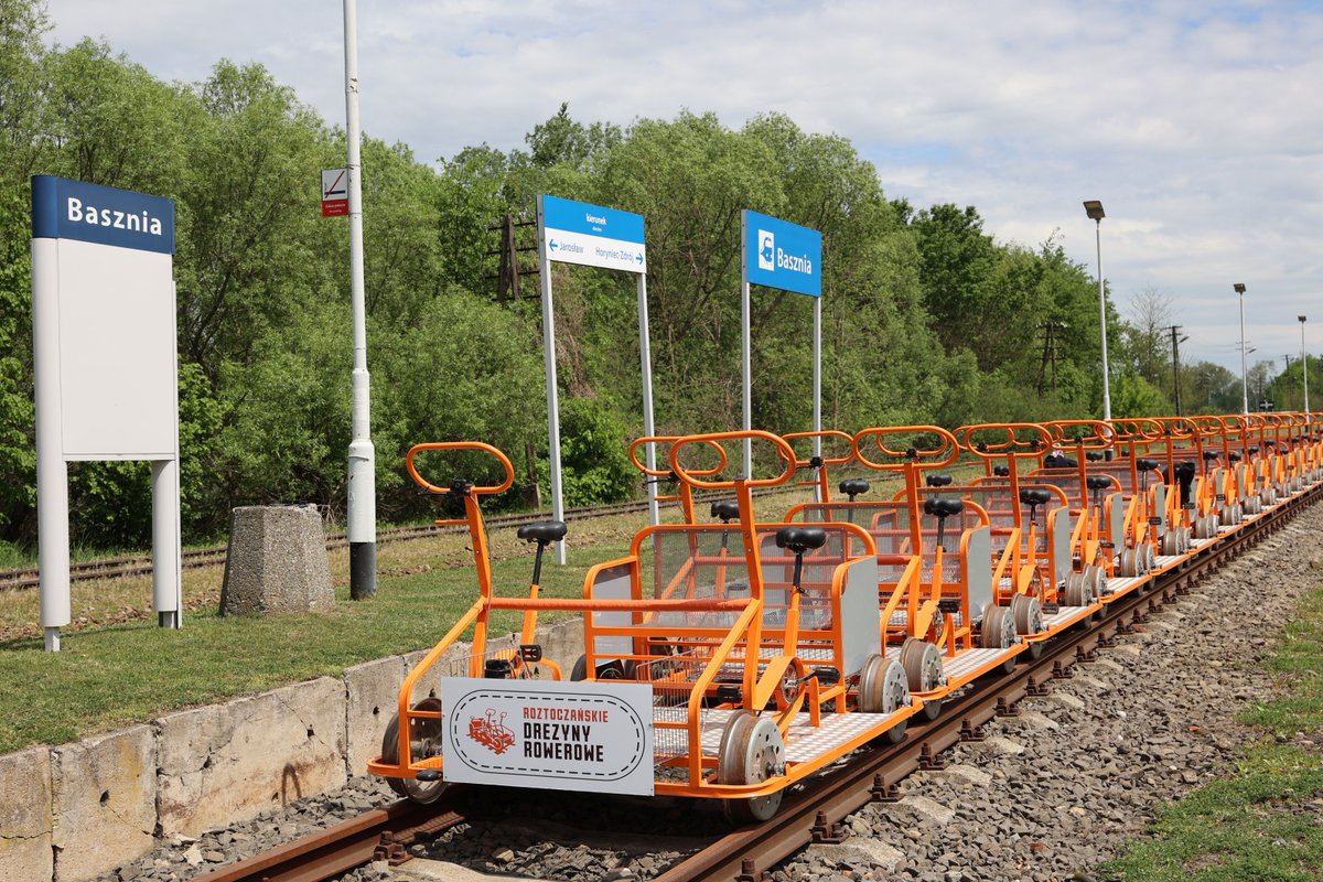 GoPodkarpackie's tweet photo. 🚂✨ Znacie Bieszczadzkie Drezyny Rowerowe? To jednen z turystycznych hitów regionu. 

Teraz na drezynach możecie pojeździć też na Roztoczu. 

W Stacji Basznia oficjalnie ruszyły Roztoczańskie Drezyny Rowerowe.

Warto zrobić wcześniejszą rezerwację na https://t.co/afIpcBdaeF https://t.co/5X2Kt9ZkDJ