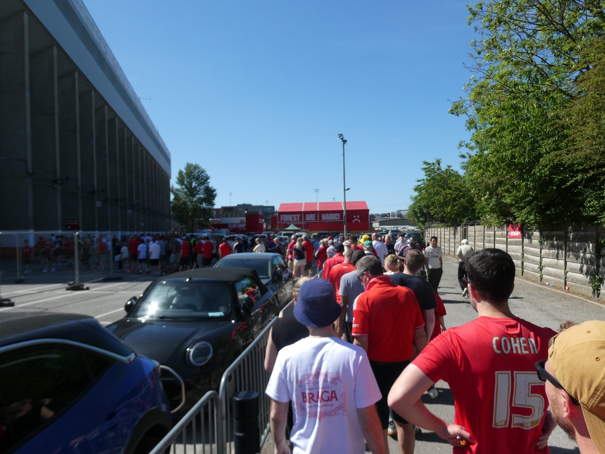 IanMurrayHall's tweet photo. [2/4] #nffc 1 v 1 Bournemouth | 16 pics from the WFCG | (pic i) It was very sunny; (pic ii) indeed very similar weather to Braga away back in January (no?); (pic iii) MGW leads out the Trickies; &amp; (pic iv) all set for their offspring to meet the officials and Cherries players https://t.co/KrVT1RcuGd