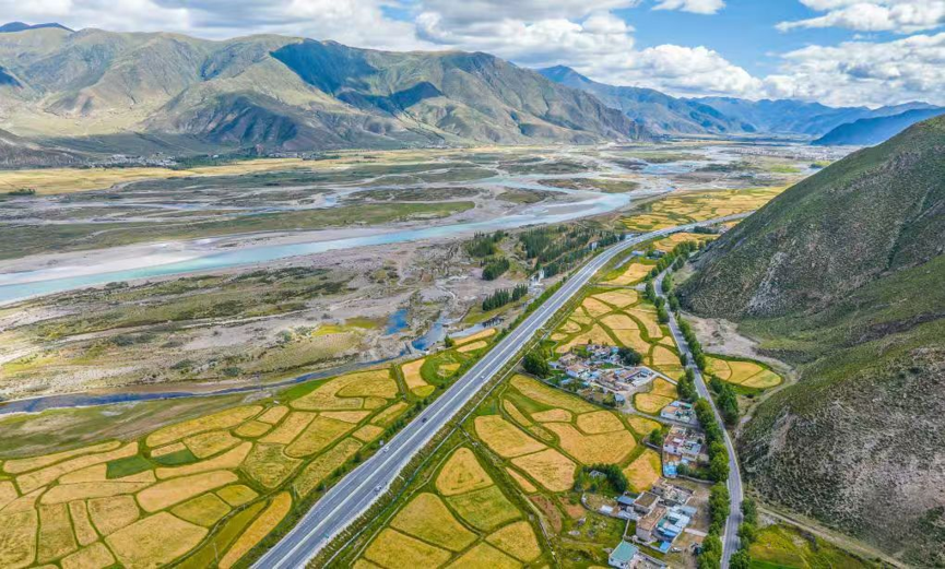 CGSyd_WangYu's tweet photo. This year witnesses the 75th anniversary of Xizang's peaceful liberation. A sound comprehensive transportation network centered on Lhasa now stretches across the plateau, bringing remarkable accessibility to this land.
#Xizang #DevelopmentProgress https://t.co/1RKzLn77gq