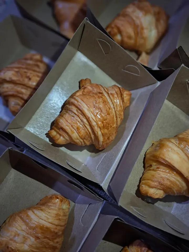 kayic_'s tweet photo. Haloo semuaa
aku mau nawarin jualan akuu adaa kue basahh/gorengan (3k) dan croissant (6k)!! 
Lokasi Bandung Kota yaa (bolehh gosend karena aku gapunya kendaraan buat nganter) 

aku butuh uang buat patungan bayar tugas, buat ongkos observasi, dan buat ke psikolog (disuruh dokter). https://t.co/Mjjoc31WGK