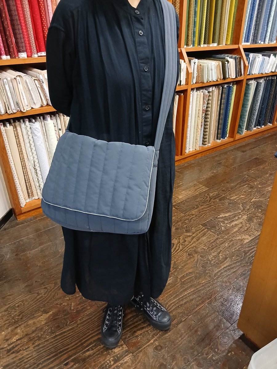 quilt_party's tweet photo. ｢フラップつきショルダーバッグ｣スタッフKはさっそく作ってきましたよ　さすが！キットに入ってるショルダーの生地を全部使ったから見本よりちょっと長めです　モデル身長154cm https://t.co/N9WeW6CRSQ