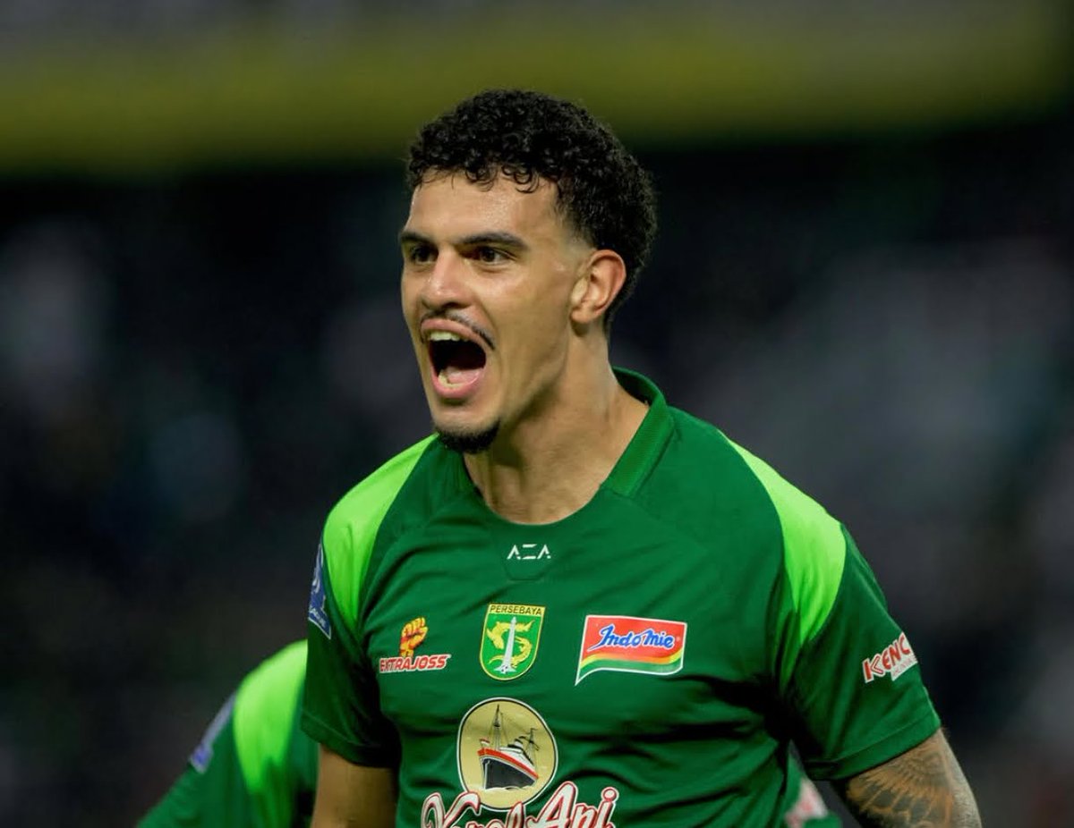 _katakita08's tweet photo. Terima kasih untuk perjuangan hebatnya... 
Bruno Moreira yang tidak diperpanjang masa pengabdiannya mungkin juga karena tidak cocok dengan skema pelatih, Leo Lelis ya habis masa kontrak, Gustavo Fernandes yang tidak masuk skema pelatih walau sangat besar perdebatan. Dan Bruno Paraiba yang moncer tapi karena riwayat cedera harus keluar. 

Pemain datang dan pergi, kereta ini tetap harus berjalan menggaoai tujuan. Semoga 100 tahun terwujud mimpi @persebayaupdate  walau setiap awal musim bongkar pasang pemain  gak jelas. 

Ini tantangan  besar, kita kira hanya tambal sedikit ternyata sulamnya banyak. @StatsRawon @BaadilaOscar