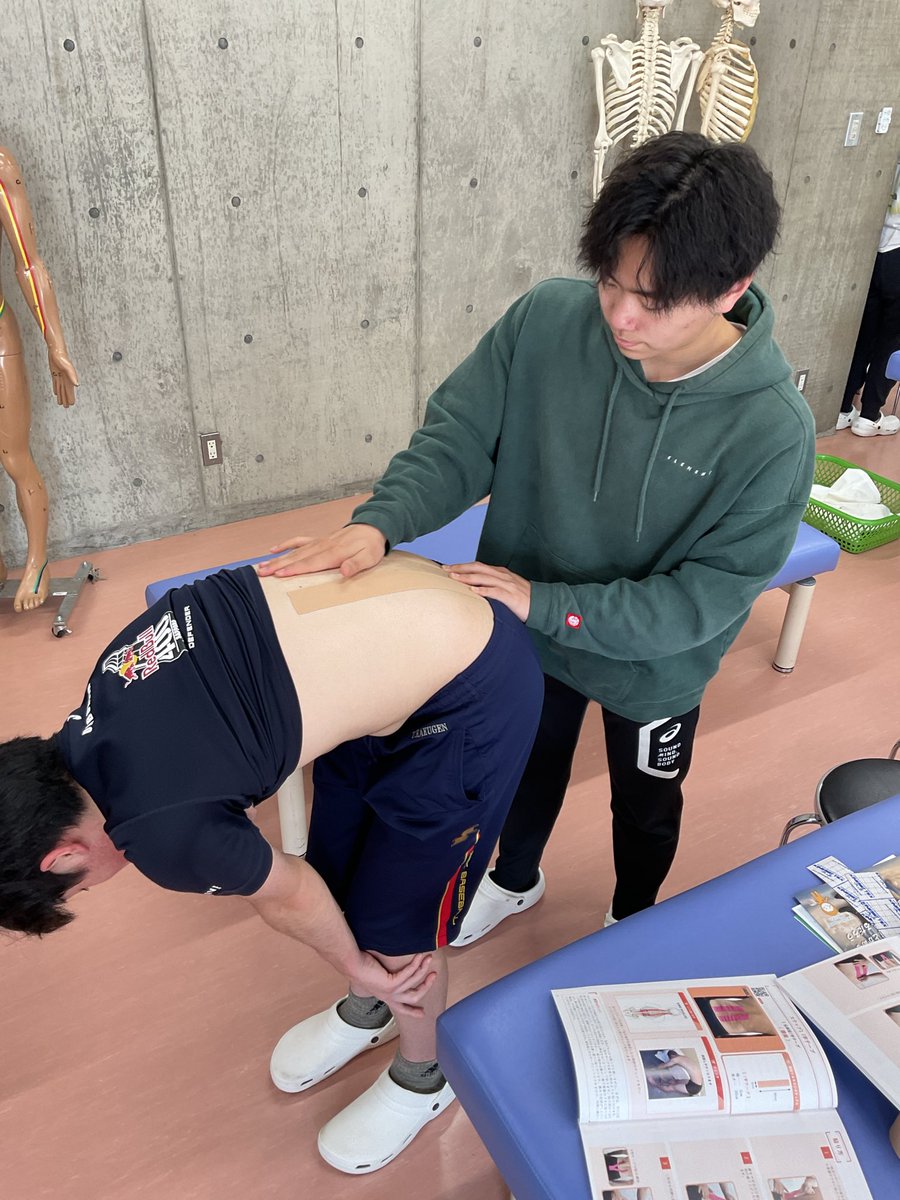 hht_am_shinkyu's tweet photo. #北海道ハイテクノロジー専門学校 #スポーツ鍼灸アナリスト学科 2年生は、先日キネシオテーピングの授業を実施しました😊キネシオテープとは、伸縮性をもつテーピングテープで、筋肉の疲労軽減やケガの予防をサポートします😊全員積極的に学んでいました😊最後には受講証明証も発行されます😊#恵庭 https://t.co/p50H1TSynb