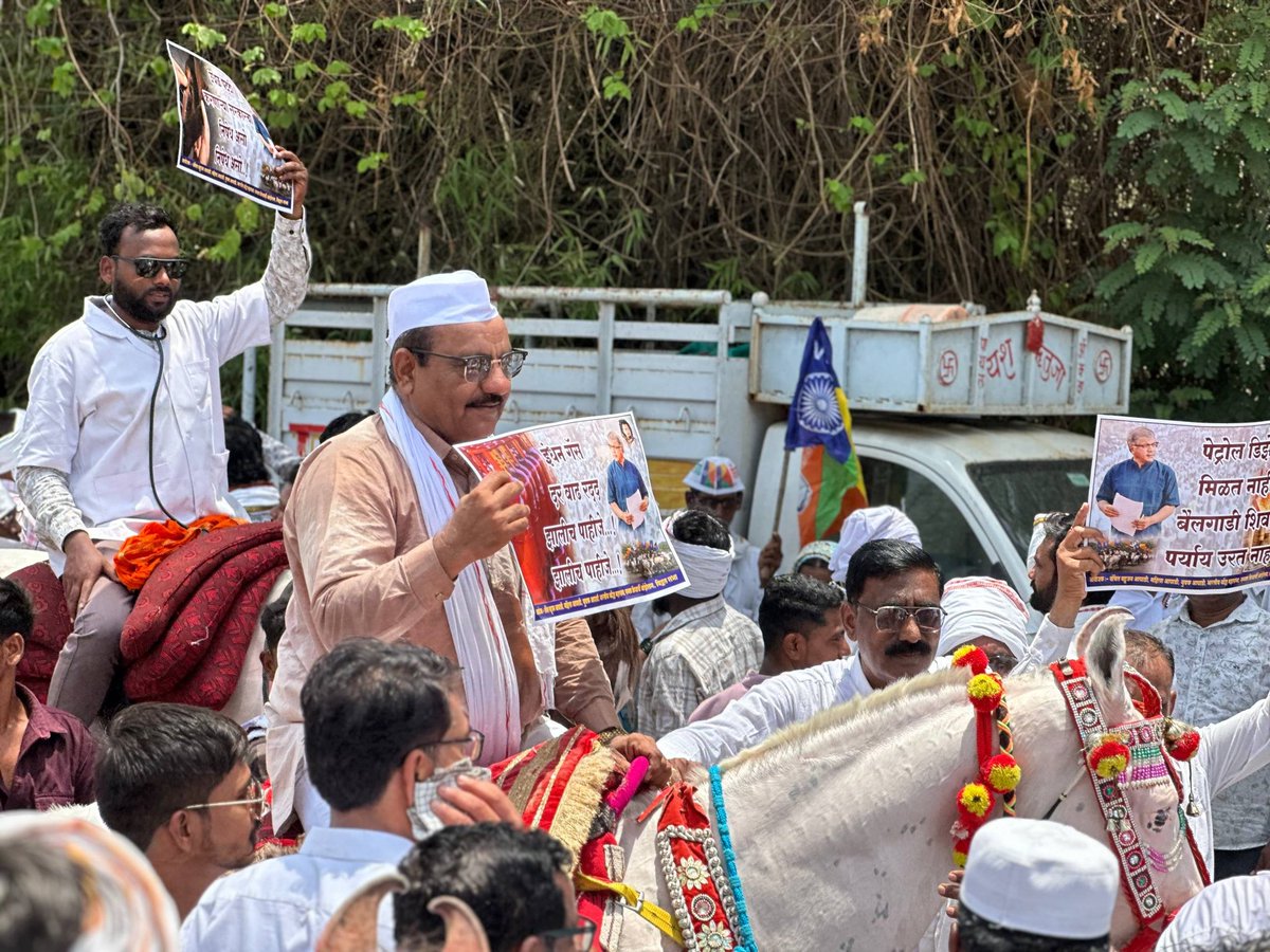 VBAforIndia's tweet photo. वंचित बहुजन आघाडी अकोलाच्यावतीने वाढती महागाई, पेट्रोल डिझेल दरवाढी विरोधात वंचित बहुजन आघाडीच्यावतीने अकोलामध्ये भव्य बैलगाडी मोर्चा जिल्हाधिकारी कार्यालयावर काढला.

या मोर्च्यात घोडे, गाढवं, बैलगाडी घेऊन नागरिकांनी सरकार विरोधात आपला रोष व्यक्त केला. अकोल्यात सरकारच्या चुकीच्या धोरणामुळे शेतकऱ्यांना पेट्रोल, डिझेल टंचाईचा सामना करावा लागतोय. 

मोर्च्यात अकोल्याचे निवासी जिल्हाधिकारी यांना निवेदन देण्यात आले. यावेळी मोर्च्यात हजारो लोकांनी सहभाग घेतला.

#Mujara_Modi #VBAForIndia 
#Akola