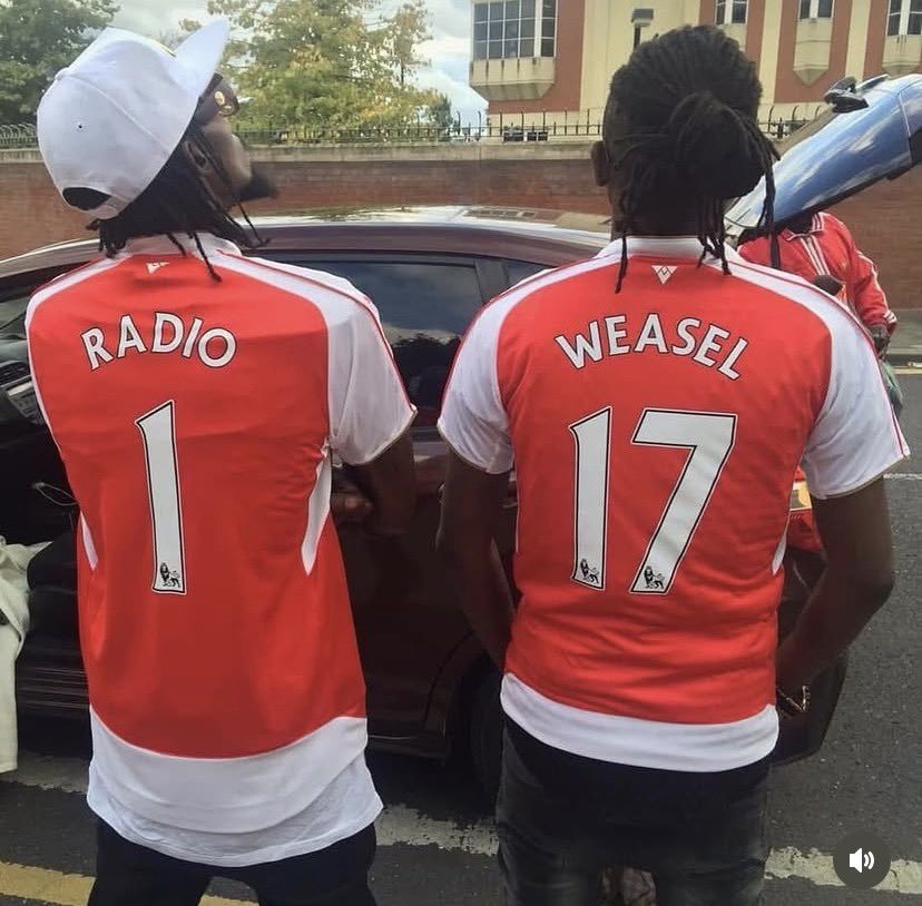 RwandaHills's tweet photo. 🇺🇬 Weasel yatuye igikombe cya Premier League #Arsenal yatwaye, mugenzi we Mowzey Radio witabye Imana ❤️🕊️

Weasel yavuze ko amutuye iyi ntsinzi nk'umufana ukomeye wa Arsenal basangiye imyaka myinshi bashyigikira Ikipe y’Arsenal 🔴⚪

#Goodlyfe #MowzeyRadio #Uganda #COYG https://t.co/6B35GIl0GX