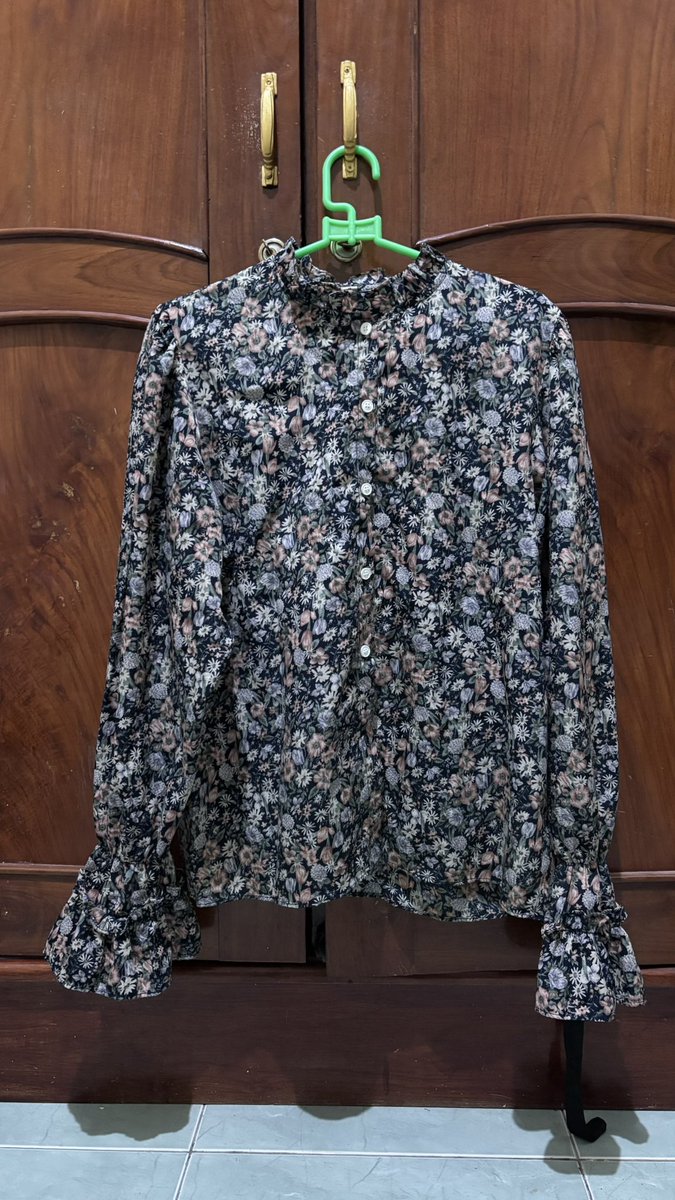 SSbtacc's tweet photo. Baju harga 35k an semuaaa kecuali hitam 30k aja. Bisa shopee dom gresik https://t.co/S69Ctb0qiG