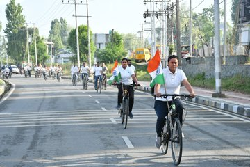 shieldof_india's tweet photo. BSF Kashmir conducted a Cycle Rally in Srinagar under the #KheloIndia &amp; #FITIndia campaign to promote physical fitness and mental well-being. Childrens, Civilians and BSF personnel enthusiastically participated in the rally from Nishat Garden to Botanical Garden.  #GauDhanModelUP https://t.co/PDDfLOxUYa