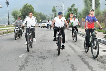 shieldof_india's tweet photo. BSF Kashmir conducted a Cycle Rally in Srinagar under the #KheloIndia &amp; #FITIndia campaign to promote physical fitness and mental well-being. Childrens, Civilians and BSF personnel enthusiastically participated in the rally from Nishat Garden to Botanical Garden.  #GauDhanModelUP https://t.co/PDDfLOxUYa