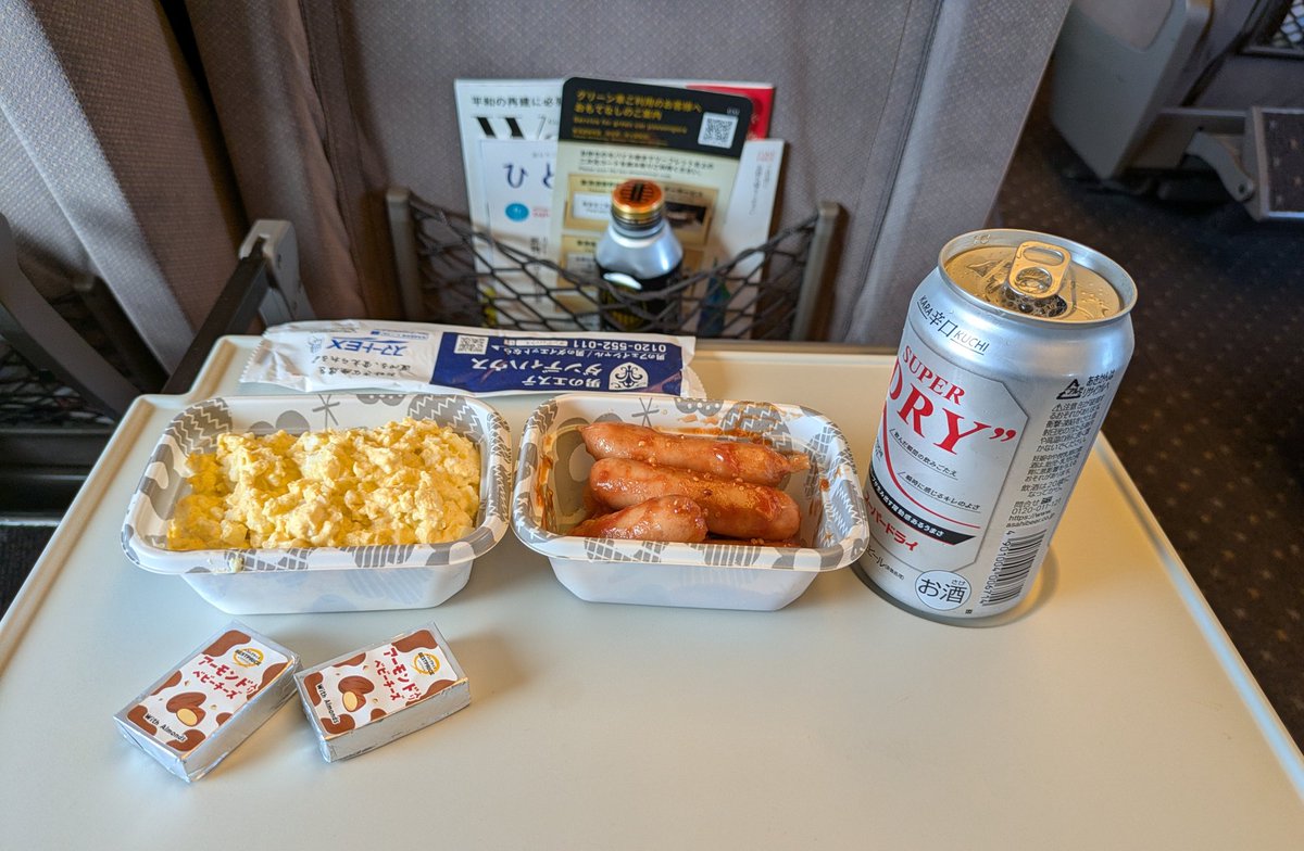 penta_kumausa's tweet photo. 家から６回乗換え、９時間かかりホテルにチェックイン。朝食はバターロールにタマゴサラダ。昼食はコンビニのオニギリ＆海苔巻き＆チューハイ２缶。疲れた〜。明日は一人旅、撮影頑張るぞー。 https://t.co/mLVRw2geBP