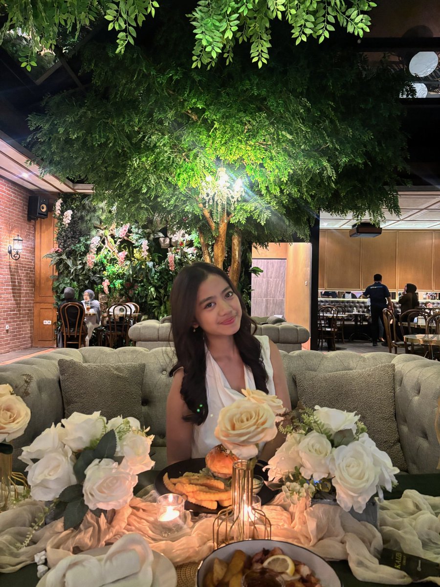 juneadolescentt's tweet photo. bunny’s bday dindin 😆 https://t.co/U64f6140qO