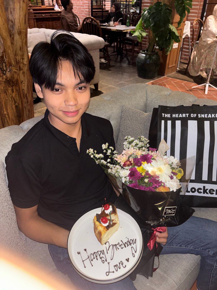 juneadolescentt's tweet photo. bunny’s bday dindin 😆 https://t.co/U64f6140qO