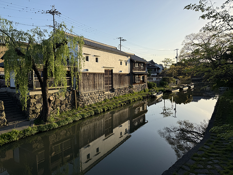 beermapsnews's tweet photo. 近江八幡・八幡堀沿いにある TWO RABBITS BREWING を訪問。

白壁と焼杉板張りの歴史的街並みに溶け込むタップルームで飲む、NZルーツ×日本素材のクラフトビール。

記事はこちら👉https://t.co/MlcACOtsEO

#滋賀 #近江八幡 #TWORABBITSBREWING
#BEERMAPSNEWS #クラフトビール https://t.co/FWJJ06TT0i