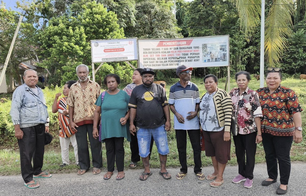 ProfylHenuk's tweet photo. PROFICIAT:TIM HUKUM KANTOR PENGACARA ATKI &amp; PARTNERS DI JAKARTA DIPIMPIN PROF.YUSUF L. HENUK,Ph.D TELAH MEMASANG"PENGUASAAN TANAH ULAYAT"MILIK: (1) KELUARGA TIRI DI KAB. TELUK BINTUNI,PROV.PAPUA BARAT, (2) KELUARGA SONBAIT (KOTA KUPANG,NTT) + KELUARGA BENYAMIN (KAB.KUPANG, NTT). https://t.co/P9Jp5nqwVf