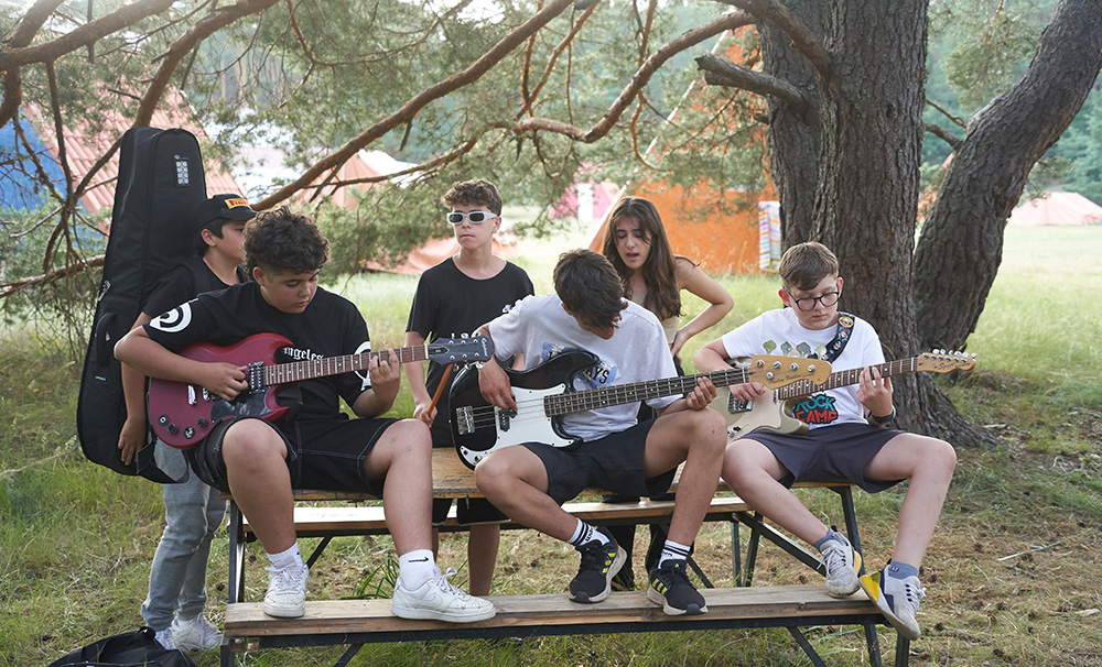 logronojoven's tweet photo. 🎸Sumérgete en @RockCampES  un #campamento musical único donde crearás tu propia banda, mejorarás tus habilidades y aprenderás de profesionales del rock en un ambiente divertido, dinámico y creativo↙️
✅Edades: 9/11 y 12/17 años
⌛️hasta el 15 e junio
✍️ℹ️https://t.co/GUlUsO7FyN https://t.co/RlnRtv94JU