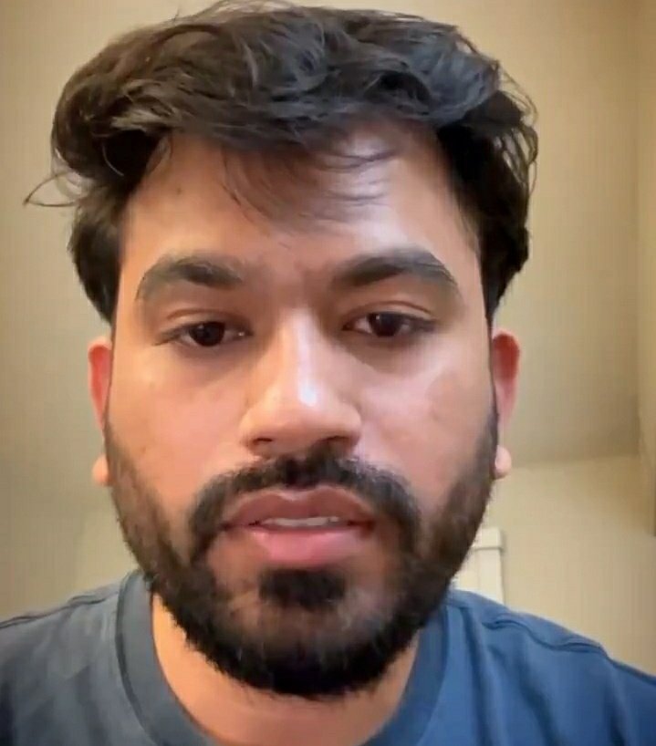 KraantiKumar's tweet photo. राजकीय कवि कुमार विश्वास ने युवाओं के सटायर मूवमेंट कॉकरोच जनता पार्टी का अपमानजनक टिप्पणी की है.

कुमार विश्वास ने मीडिया से बातचीत में कहा, कॉकरोच की उत्पत्ति हो रही है तो HIT का भी आविष्कार हुआ है.

कुमार विश्वास कहना चाहते हैं कॉकरोच मूवमेंट को कुचल देना चाहिए. 

कॉकरोच जनता पार्टी की आइडेंटिटी पर बहस हो सकती है, लेकिन जो पार्टी जनता से जुड़े हुए जरूरी मुद्दे उठा रही है.

पार्टी के संस्थापक अभिजीत दीपके दलित समाज से हैं इसी कारण पंडित विश्वास कुमार शर्मा का पेट पीरा रहा है. जबकि यह आदमी खुद अन्ना आंदोलन के समय रामलीला मैदान में बने मंच पर डांस और ताली बजाकर फेमस हुआ, नही तो यह 500 रुपए वाला हस्य कवि था.