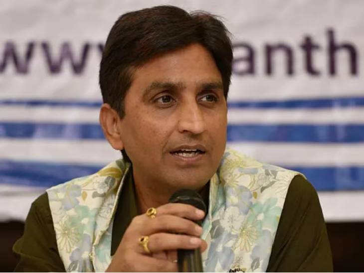 KraantiKumar's tweet photo. राजकीय कवि कुमार विश्वास ने युवाओं के सटायर मूवमेंट कॉकरोच जनता पार्टी का अपमानजनक टिप्पणी की है.

कुमार विश्वास ने मीडिया से बातचीत में कहा, कॉकरोच की उत्पत्ति हो रही है तो HIT का भी आविष्कार हुआ है.

कुमार विश्वास कहना चाहते हैं कॉकरोच मूवमेंट को कुचल देना चाहिए. 

कॉकरोच जनता पार्टी की आइडेंटिटी पर बहस हो सकती है, लेकिन जो पार्टी जनता से जुड़े हुए जरूरी मुद्दे उठा रही है.

पार्टी के संस्थापक अभिजीत दीपके दलित समाज से हैं इसी कारण पंडित विश्वास कुमार शर्मा का पेट पीरा रहा है. जबकि यह आदमी खुद अन्ना आंदोलन के समय रामलीला मैदान में बने मंच पर डांस और ताली बजाकर फेमस हुआ, नही तो यह 500 रुपए वाला हस्य कवि था.