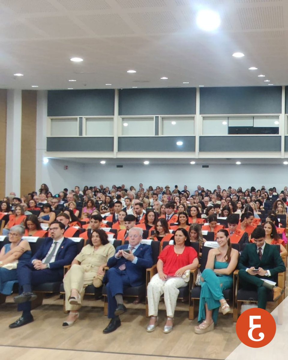 EconomistasSE's tweet photo. 🎓 El pasado viernes acompañamos a la nueva promoción del Grado en Economía de la @FceyeUs en su acto de graduación 👏

¡Enhorabuena a los nuevos economistas! Recordad que vuestro Colegio profesional está aquí para impulsaros en el inicio de vuestra carrera.

#EconomistasSevilla https://t.co/dJGG2DFSvj
